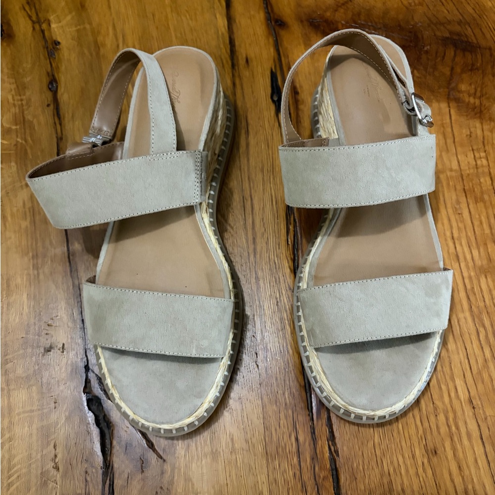 Universal Thread Tan Platform Sandals, Size 10